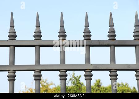 Schmiedeeiserner Zaun. Dekorative schmiedeeisernen Zaun in Mallorca Spanien. Modischer Zaun aus Metall. Stockfoto