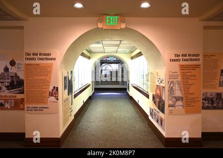 SANTA ANA, KALIFORNIEN - 22. AUGUST 2022: Museumsausstellung im ersten Stock des historischen Old Orange County Courthouse. Stockfoto