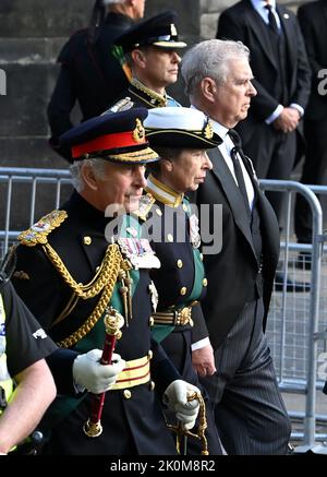 12.. September 2022. Edinburgh, Großbritannien. König Karl III., Prinzessin Anne, die Prinzessin Royal, Prinz Andrew, der Herzog von York und Prinz Edward, der Graf von Wessex, gehen zurück, als Ihre Majestät der Sarg von QueenÕs in der Saint GilesÕ Cathedral in Edinburgh ankommt. Quelle: Doug Peters/EMPICS/Alamy Live News Stockfoto