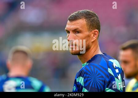 Mailand, Italien. 10., September 2022. Edin Dzeko von Inter macht sich vor dem Serie-A-Spiel zwischen Inter und Turin bei Giuseppe Meazza in Mailand warm. (Bildnachweis: Gonzales Photo - Tommaso Fimiano). Stockfoto