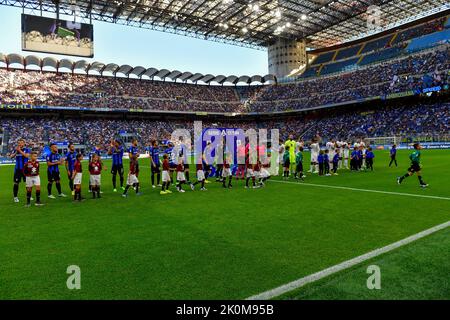 Mailand, Italien. 10., September 2022. Die Spieler der beiden Teams stehen für das Spiel zwischen Inter und Turin in der Serie A bei Giuseppe Meazza in Mailand an. (Bildnachweis: Gonzales Photo - Tommaso Fimiano). Stockfoto