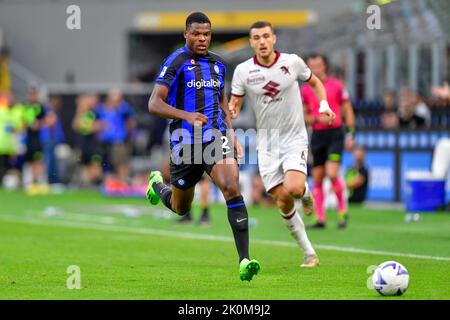 Mailand, Italien. 10., September 2022. Denzel Dumfries (2) von Inter gesehen während der Serie Ein Spiel zwischen Inter und Turin bei Giuseppe Meazza in Mailand. (Bildnachweis: Gonzales Photo - Tommaso Fimiano). Stockfoto