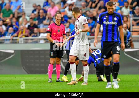 Mailand, Italien. 10., September 2022. Schiedsrichter Giovanni Ayroldi sah während der Serie Ein Spiel zwischen Inter und Turin bei Giuseppe Meazza in Mailand. (Bildnachweis: Gonzales Photo - Tommaso Fimiano). Stockfoto