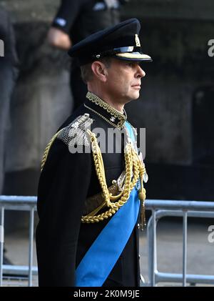 12.. September 2022. Edinburgh, Großbritannien. Prinz Edward, der Earl of Wessex, tritt hinter sich, als Ihre Majestät der Sarg von QueenÕs in der Saint GilesÕ Cathedral in Edinburgh ankommt. Quelle: Doug Peters/EMPICS/Alamy Live News Stockfoto