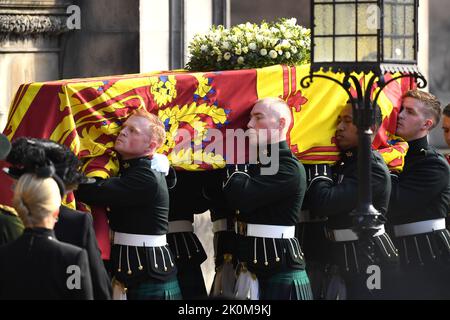 12.. September 2022. Edinburgh, Großbritannien. Ihre Majestät der Sarg von QueenÕs kommt in der Kathedrale von Saint GilesÕ, Edinburgh an. Quelle: Doug Peters/EMPICS/Alamy Live News Stockfoto