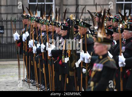 12.. September 2022. Edinburgh, Großbritannien. Ihre Majestät der Sarg von QueenÕs kommt in der Kathedrale von Saint GilesÕ, Edinburgh an. Quelle: Doug Peters/EMPICS/Alamy Live News Stockfoto