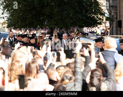 12.. September 2022. Edinburgh, Großbritannien. Prinz Andrew, der Herzog von York, geht zurück, als Ihre Majestät der Sarg von QueenÕs in der Kathedrale von Saint GilesÕ in Edinburgh ankommt. Quelle: Doug Peters/EMPICS/Alamy Live News Stockfoto