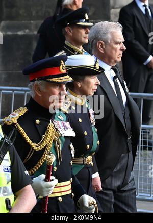 12.. September 2022. Edinburgh, Großbritannien. König Karl III., Prinzessin Anne, die Prinzessin Royal, Prinz Andrew, der Herzog von York und Prinz Edward, der Graf von Wessex, gehen zurück, als Ihre Majestät der Sarg von QueenÕs in der Saint GilesÕ Cathedral in Edinburgh ankommt. Quelle: Doug Peters/EMPICS/Alamy Live News Stockfoto