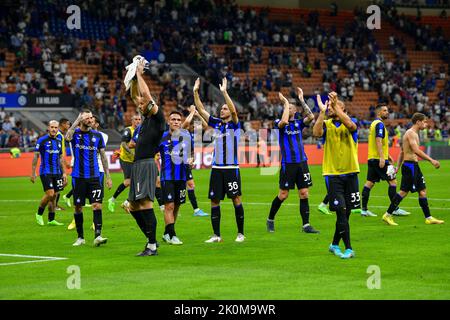 Mailand, Italien. 10., September 2022. Die Spieler von Inter danken den Fans nach dem Spiel der Serie A zwischen Inter und Turin bei Giuseppe Meazza in Mailand. (Bildnachweis: Gonzales Photo - Tommaso Fimiano). Stockfoto