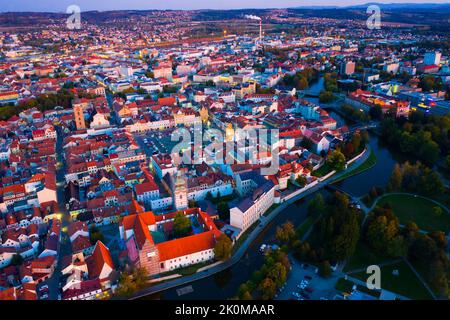 Luftaufnahme von Ceske Budejovice in der Dämmerung, Tschechische Republik Stockfoto