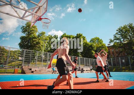 Lviv, Ukraine - 28. Mai 2022: Männer spielen Basketball im Freien Stockfoto