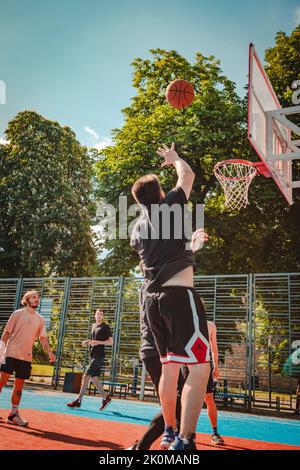 Lviv, Ukraine - 28. Mai 2022: Männer spielen Basketball im Freien Stockfoto