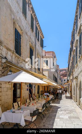 Cafés und Restaurants in der Nähe von Stradun, der Hauptstraße in der Altstadt, Dubrovnik, Croata Stockfoto