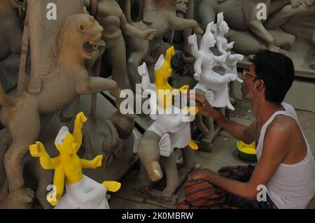 Sylhet, Bangladesch. 12. September 2022. Ein Idol-Künstler von Dariya para von Sylhet färbt die Göttin Durga Idol für die bevorstehende Durga Puja Festival-Feier. Am 12. September 2022 in Sylhet, Bangladesch. (Bild: © MD Rafayat Haque Khan Eyepix G/eyepix über ZUMA Press Wire) Stockfoto