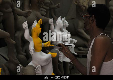 Sylhet, Bangladesch. 12. September 2022. Ein Idol-Künstler von Dariya para von Sylhet färbt die Göttin Durga Idol für die bevorstehende Durga Puja Festival-Feier. Am 12. September 2022 in Sylhet, Bangladesch. (Bild: © MD Rafayat Haque Khan Eyepix G/eyepix über ZUMA Press Wire) Stockfoto