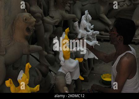 Sylhet, Bangladesch. 12. September 2022. Ein Idol-Künstler von Dariya para von Sylhet färbt die Göttin Durga Idol für die bevorstehende Durga Puja Festival-Feier. Am 12. September 2022 in Sylhet, Bangladesch. (Bild: © MD Rafayat Haque Khan Eyepix G/eyepix über ZUMA Press Wire) Stockfoto