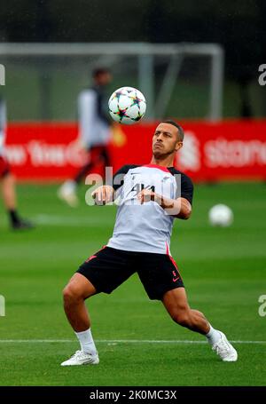 12.. September 2022, AXA Training Center, Kirkby, England: Liverpool FC Training und Pressekonferenz vor dem Champions League Spiel gegen Ajax am 13.. September: Thiago Alcantara von Liverpool während der heutigen Trainingseinheit Stockfoto