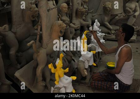 Sylhet, Bangladesch. 12. September 2022. Ein Idol-Künstler von Dariya para von Sylhet färbt die Göttin Durga Idol für die bevorstehende Durga Puja Festival-Feier. Am 12. September 2022 in Sylhet, Bangladesch. (Bild: © MD Rafayat Haque Khan Eyepix G/eyepix über ZUMA Press Wire) Stockfoto