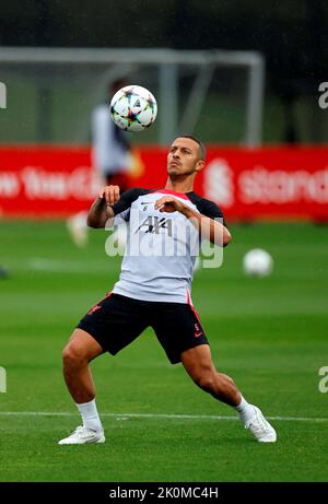 12.. September 2022, AXA Training Center, Kirkby, England: Liverpool FC Training und Pressekonferenz vor dem Champions League Spiel gegen Ajax am 13.. September: Thiago Alcantara von Liverpool während der heutigen Trainingseinheit Stockfoto