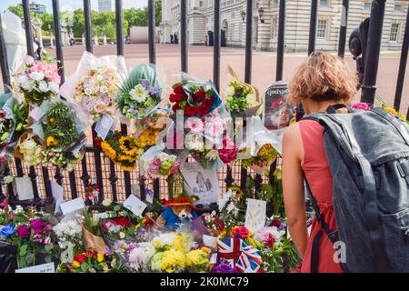 London, Großbritannien. 12. September 2022. Blumengebete für die Königin werden weiterhin von der Öffentlichkeit vor dem Buckingham Palace platziert. Die Königin starb am 8.. September im Alter von 96 Jahren. Kredit: Vuk Valcic/Alamy Live Nachrichten Stockfoto