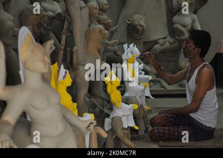 Sylhet, Bangladesch. 12. September 2022. Ein Idol-Künstler von Dariya para von Sylhet färbt die Göttin Durga Idol für die bevorstehende Durga Puja Festival-Feier. Am 12. September 2022 in Sylhet, Bangladesch. (Bild: © MD Rafayat Haque Khan Eyepix G/eyepix über ZUMA Press Wire) Stockfoto