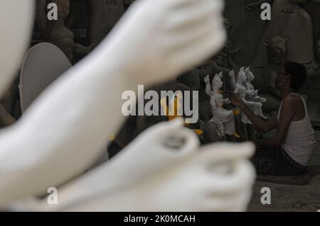 Sylhet, Bangladesch. 12. September 2022. Ein Idol-Künstler von Dariya para von Sylhet färbt die Göttin Durga Idol für die bevorstehende Durga Puja Festival-Feier. Am 12. September 2022 in Sylhet, Bangladesch. (Bild: © MD Rafayat Haque Khan Eyepix G/eyepix über ZUMA Press Wire) Stockfoto