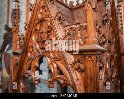 Nahaufnahme von antiken europäischen Holzmöbeln aus dem 19.. Jahrhundert im viktorianischen Stil. Stockfoto