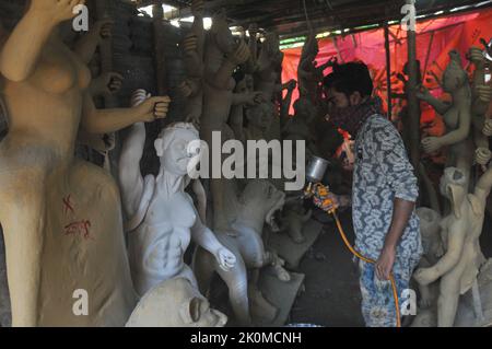 Sylhet, Bangladesch. 12. September 2022. Ein Idol-Künstler von Dariya para von Sylhet färbt die Göttin Durga Idol für die bevorstehende Durga Puja Festival-Feier. Am 12. September 2022 in Sylhet, Bangladesch. (Bild: © MD Rafayat Haque Khan Eyepix G/eyepix über ZUMA Press Wire) Stockfoto