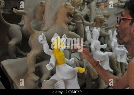 Sylhet, Bangladesch. 12. September 2022. Ein Idol-Künstler von Dariya para von Sylhet färbt die Göttin Durga Idol für die bevorstehende Durga Puja Festival-Feier. Am 12. September 2022 in Sylhet, Bangladesch. (Bild: © MD Rafayat Haque Khan Eyepix G/eyepix über ZUMA Press Wire) Stockfoto