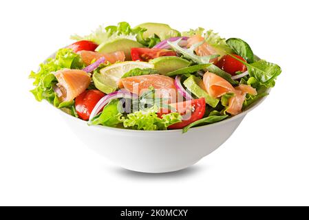 Frischer grüner Salat mit geräuchertem Lachs, Kirschtomaten und Avocado isoliert auf weißem Hintergrund Stockfoto