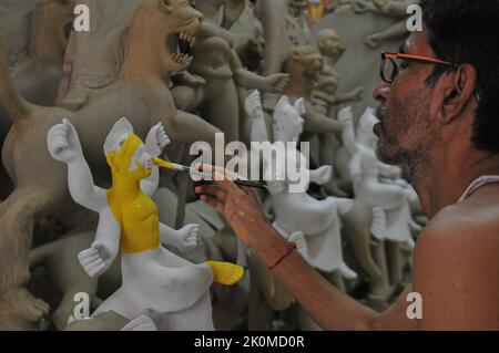 Sylhet, Bangladesch. 12. September 2022. Ein Idol-Künstler von Dariya para von Sylhet färbt die Göttin Durga Idol für die bevorstehende Durga Puja Festival-Feier. Am 12. September 2022 in Sylhet, Bangladesch. (Bild: © MD Rafayat Haque Khan Eyepix G/eyepix über ZUMA Press Wire) Stockfoto