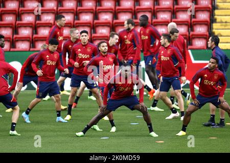 LIVERPOOL - UK, 12/09/2022, (lr) Lisandro Magallan von Ajax, Edson Alvarez von Ajax, Devyne Rensch von Ajax, Calvin Bassey von Ajax, Dusan Tadic von Ajax, Jurrien Timber von Ajax während des Trainings vor dem Champions-League-Spiel gegen den FC Liverpool am 12. September 2022 in Anfield in Liverpool, Vereinigtes Königreich. ANP MAURICE VAN STEEN Stockfoto