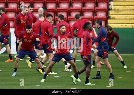 LIVERPOOL - UK, 12/09/2022, (lr) Lisandro Magallan von Ajax, Edson Alvarez von Ajax, Devyne Rensch von Ajax, Calvin Bassey von Ajax, Dusan Tadic von Ajax während des Trainings vor dem Champions-League-Spiel gegen den FC Liverpool am 12. September 2022 in Anfield in Liverpool, Großbritannien. ANP MAURICE VAN STEEN Stockfoto