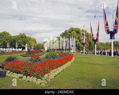 London, Großbritannien. 12. September 2022. Tod von Königin Elizabeth II. Menschenmassen strömen nach London, um der verstorbenen Königin Elizabeth ihren Respekt zu zollen. Viele Blumen am Buckingham Palace und Green Park. Quelle: Julia Gavin/Alamy Live News Stockfoto