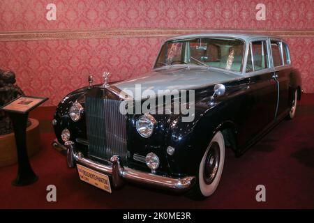 Batu City, Ost-Java, Indonesien. 12. September 2022. Die Rolls Royce Phantom V-Serie ist eines der beliebtesten Fahrzeuge von Queen Elizabeth II. Im Nachbaugebiet des Buckingham Palace, als eine Messe 7 Tage nach dem Tod von Queen Elizabeth II. Im Museum Angkut, batu City, East Java, Indonesien, trauert. Am 11,2022. September.eine der touristischen Zonen atÂ das Museum Angkut. Es begann mit Besuchern überfüllt zu werden, um die Geschichte des Britischen Imperium zu lernen und zu kennen, wegen der hektischen Nachricht vom Tod von Königin Elizabeth II. Die Nachbildung des Buckingham Palace hat eine Sammlung von Dutzenden von Postern o Stockfoto