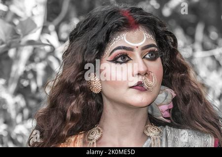 Porträt der schönen indischen Brünette Frau Gesichter mit perfektem Make-up und tragen Juweliere mit traditionellen Kleid wie Göttin, Stockfoto