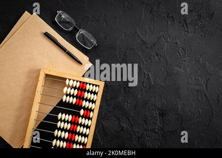 Alte Buchhaltungsabakus aus Holz mit leerem Blatt Papier Stockfoto