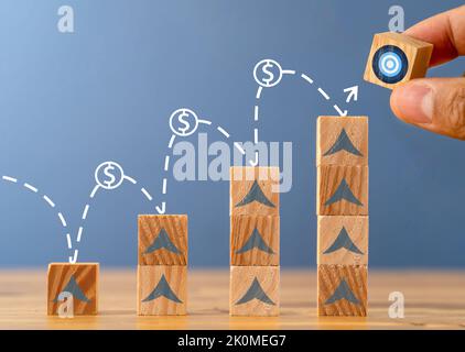 Nahaufnahme des Dollarzeichens und Zielsymbols in einem Bild als Symbol für Startup, Geldanlage, Ziel und Geschäftsidee. Stockfoto