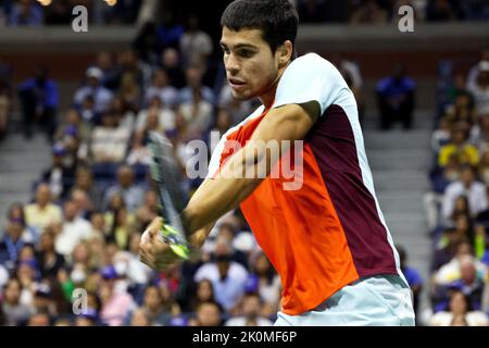 NEW YORK, NY - 11. September: Carlos Alcaraz aus Spanien im Kampf gegen Casper Rudd aus Norwegen während des US Open Männer-Finales am USTA Billie Jean King National Tennis Center am 11. September 2022 in New York City. A;caraz gewann das Spiel in vier Sätzen, um seinen ersten Grand-Slam-Titel überhaupt zu gewinnen. ( Credit: Adam Stoltman/Alamy Live News Stockfoto