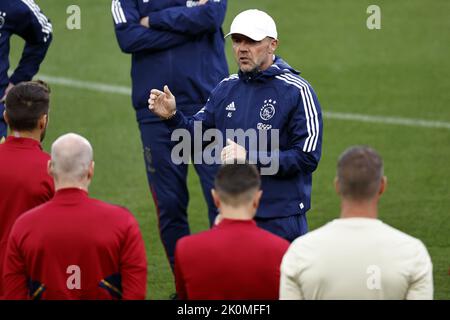 LIVERPOOL - Ajax-Trainer Alfred Schreuder während des Trainings vor dem Champions-League-Spiel gegen den FC Liverpool am 12. September 2022 in Anfield in Liverpool, Großbritannien. ANP MAURICE VAN STEEN Stockfoto