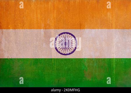 Vollformat-Frontansicht-Foto einer verwitterten Flagge Indiens, gemalt auf einer rostigen, grungen und schmutzigen Wand. Stockfoto