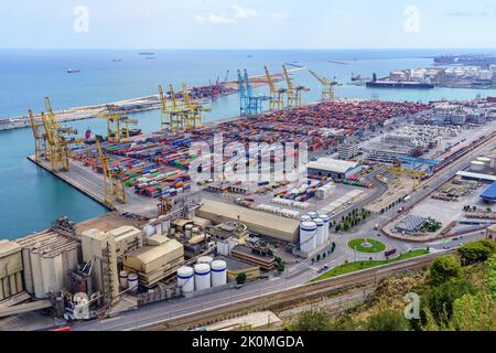 Hafen von Barcelona, Spanien, 25. August 2022: Barcelonas Container- und Warenhafen am Fuße der Stadt. Stockfoto