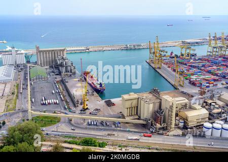 Hafen von Barcelona, Spanien, 25. August 2022: Luftaufnahme des Hafens von Barcelona, wo täglich viele Waren beladen und entladen werden. Stockfoto