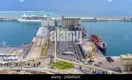 Hafen von Barcelona, Spanien, 25. August 2022: Luftaufnahme des Hafens von Barcelona, wo täglich viele Waren beladen und entladen werden. Stockfoto