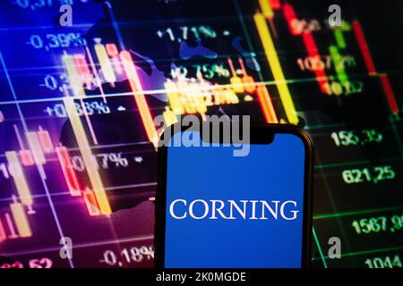 KONSKIE, POLEN - 10. September 2022: Smartphone mit Logo der Firma Corning auf dem Hintergrund des Börsendiagramms Stockfoto