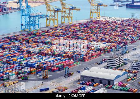 Hafen von Barcelona, Spanien, 25. August 2022: Tausende von Containern mit Waren warten darauf, von den Kränen auf den Schiffen geladen zu werden. Stockfoto