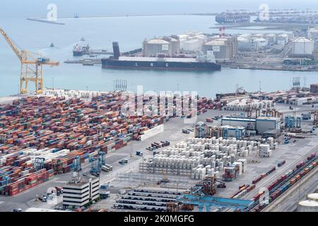 Hafen von Barcelona, Spanien, 25. August 2022: Luftaufnahme des Hafens von Barcelona mit gelagerten Containern und großen Gastanks. Stockfoto