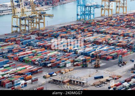 Hafen von Barcelona, Spanien, 25. August 2022: Tausende von Industriecontainern, die im Güterhafen von Barcelona gelagert werden. Stockfoto