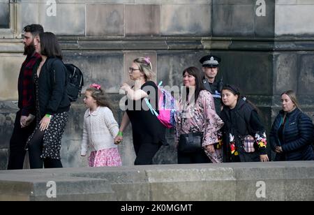 Mitglieder der Öffentlichkeit betreten die St. Giles' Cathedral, Edinburgh, um den Sarg von Königin Elizabeth II. Zu sehen und zu respektieren, der 24 Stunden lang in der Kathedrale ruhen wird. Bilddatum: Montag, 12. September 2022. Stockfoto