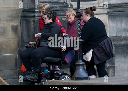 Mitglieder der Öffentlichkeit betreten die St. Giles' Cathedral, Edinburgh, um den Sarg von Königin Elizabeth II. Zu sehen und zu respektieren, der 24 Stunden lang in der Kathedrale ruhen wird. Bilddatum: Montag, 12. September 2022. Stockfoto